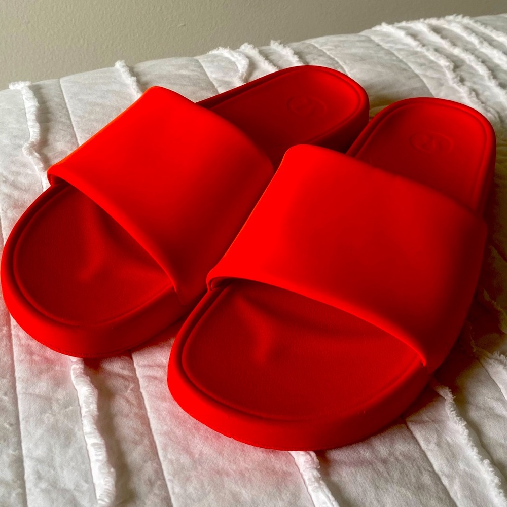 Brand new Lululemon slides SOLD OUT ONLINE!